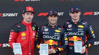 Los pilotos Charles Leclerc, Checo Pérez y Max Verstappen, tras la carrera sprint de este sábado.