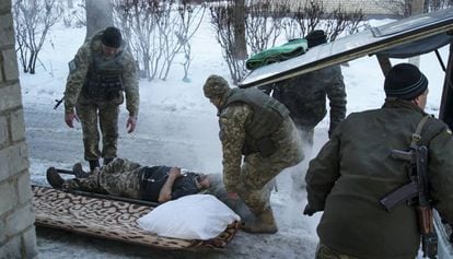 Un soldado progubernamental es evacuado, este martes, en la ciudad de Avdeevka.