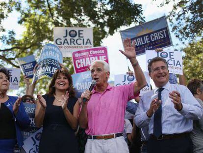 El exgobernador Charlie Crist interviene en un acto electoral del dem&oacute;crata Joe Garc&iacute;a, derrotado anoche en Florida. 
