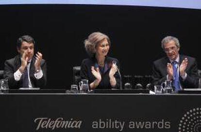 La Reina Sofía junto al presidente de Telefónica, César Alierta (d), y el presidente de Madrid, Ignacio González, durante el acto de entrega de la II edición de los premios "Telefónica Ability Awards".