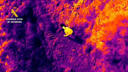 Vista aérea de una cámara térmica en la que se aprecia a un hombre con un detector de metales.