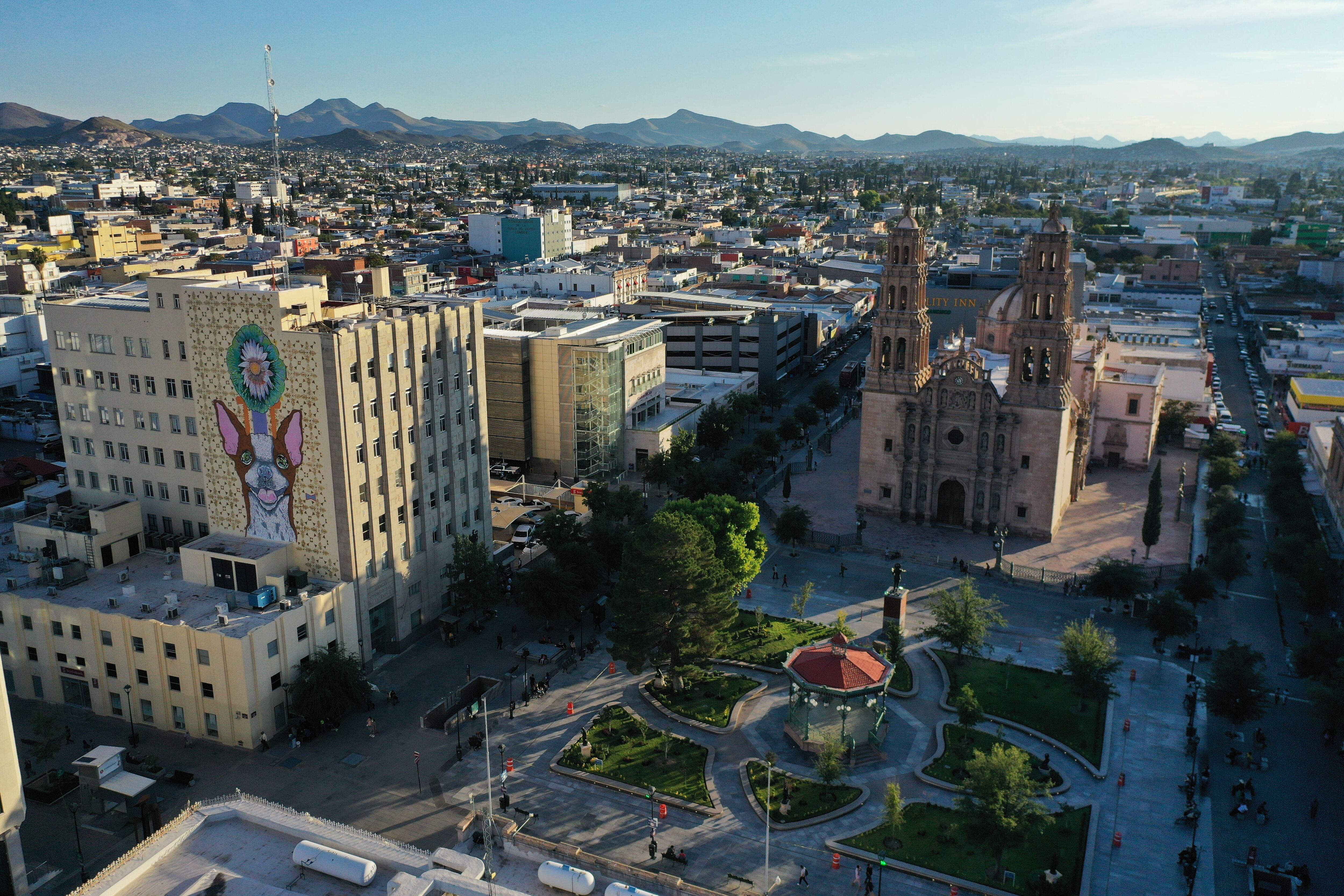 Vista aérea de la plaza de Armas y la catedral de la ciudad de Chihuahua (México).