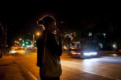 En las principales avenidas, las mujeres jóvenes perfilan la silueta de la calle. Entre los años 1996 y 2002 el gobierno cubano lanzó la operación Lacra, una serie de actuaciones policiales con el fin de poner freno a una ya profusa prostitución que empañaba la imagen de La Habana.
