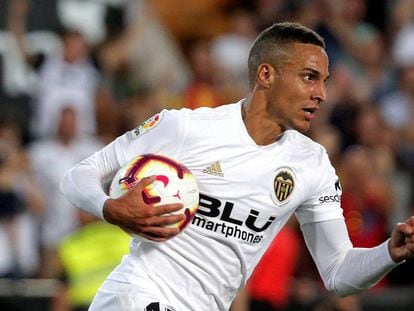 Rodrigo Moreno, delantero del Valencia CF, celebra un gol con el Nike Merlin, el nuevo balón de LaLiga.