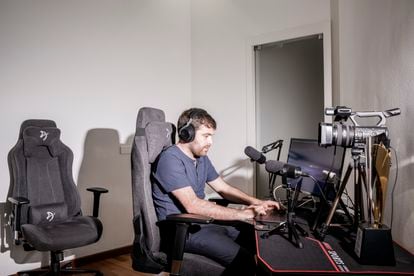 Romano, in his office, from where he informs millions of followers through social networks and does his live broadcasts.
