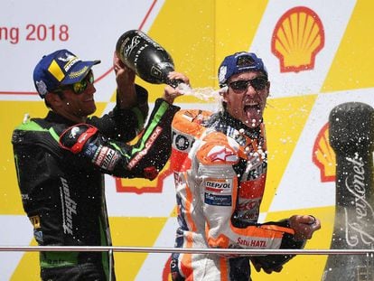 Marc Márquez, en el podio junto a Johan Zarco.