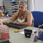 Rosa Gonz & aacute; lez; Médico de atención primaria del Centro de Salud Salvador Pau de Valencia, con un paciente.