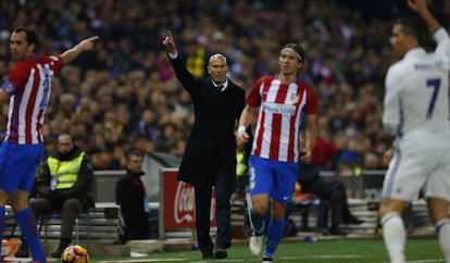 Zidane da instrucciones desde la banda en el derbi del s&aacute;bado.
 