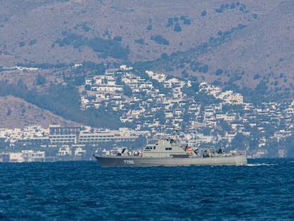 Un buque de la guardia costera griega, cerca de la isla de Cos, en el límite con aguas de Turquía, en noviembre de 2021.