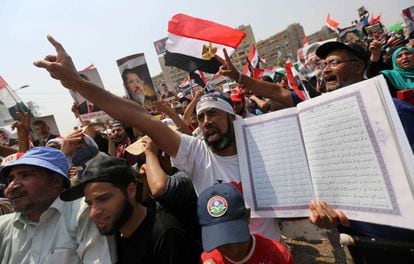 Los Hermanos Musulmanes rechazaron la declaración constitucional emitida anoche por el presidente interino del país, Adli Mansur, en la que fija el proceso de transición que culminará con la celebración de elecciones parlamentarias y presidenciales, 9 de julio de 2013.