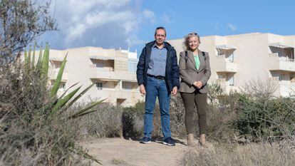 Javier Cádiz y Rocío Quero, que reside en las viviendas que de detrás, son integrantes de la asociación No al Dreambeach en El Toyo, que se celebrará entre el 1 y el 4 de agosto.