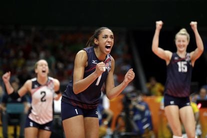 Las norteamericanas Kayla Banwarth y Kim Hill celebran su victoria contra la la sección holandesa de vóleibol.