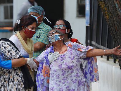 Una mujer llora después de ver el cuerpo de su hijo fallecido por la covid-19 en un depósito de cadáveres de un hospital en Nueva Delhi, India, el 12 de mayo de 2021.