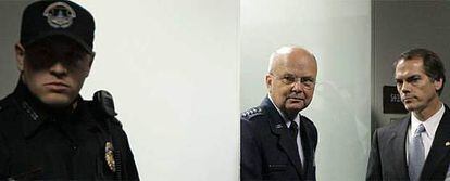 El jefe de la CIA, Michael Hayden, en el centro de la imagen, abandona la comisión del Senado de EE UU ante la que ha hablado de la destrucción de grabaciones de vídeo de interrogatorios