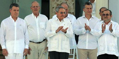 El presidente de Colombia Juan Manuel Santos (i), el presidente de Cuba Raúl Castro (c), el presidente de Argentina, Mauricio Macri (2d) y el máximo líder de las Fuerzas Armadas Revolucionarias de Colombia (FARC), Rodrigo Londoño Echeverri (d), tras la firma del acuerdo de paz en la ciudad de Cartagena (Colombia).