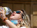 GRAF9434. CÓRDOBA, 27/06/2021.- Una joven bebe agua para refrescase ante las altas temperaturas registradas este domingo en Córdoba. EFE/ Salas