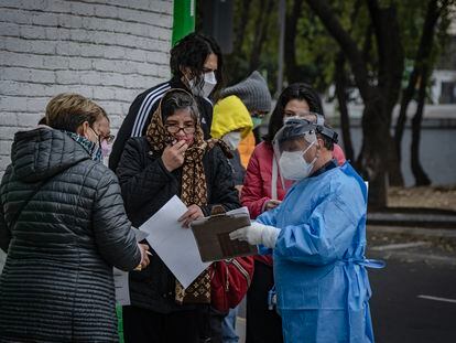 Personal sanitario brinda información sobre el registro para recibir la vacuna Abdala contra covid-19, en Ciudad de México.