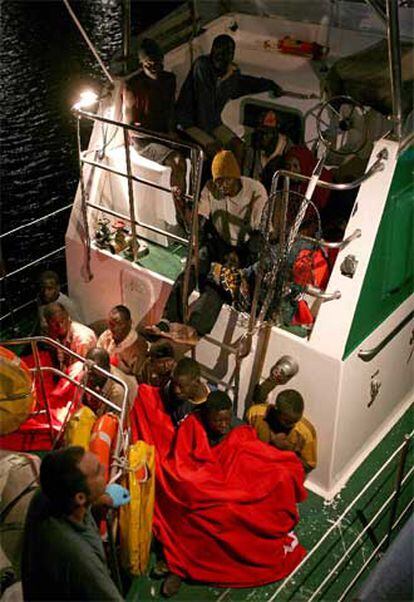 Un grupo de 36 subsaharianos es trasladado al puerto de Gran Tarajal (Fuerteventura) tras ser rescatado en la madrugada de ayer.