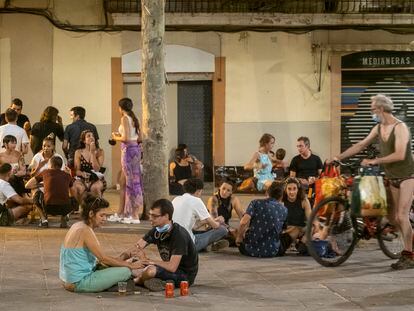 Ambiente nocturno en la plaza del Raspall del barrio de Gràcia de Barcelona, en una foto de archivo.