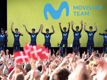 Los ocho corredores del Movistar, en la presentación del Tour en el Tivoli de Copenhague.