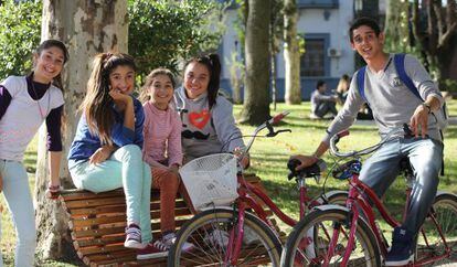 Un grupo de j&oacute;venes con bicicletas en Montevideo. 
