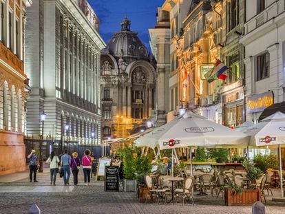 Terrazas en la calle Lipscani, en el Old Town de Bucarest, la capital de Rumania. 