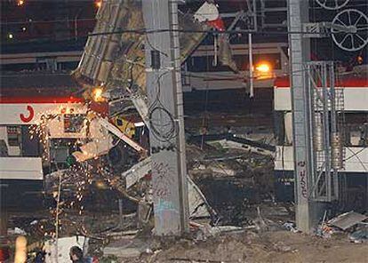 En la imagen, operarios trabajando durante la noche en la estación de Atocha.