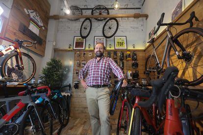 Miguel Ángel Bolaños, director de marketing de Sanferbike, en la tienda Retrocycle.