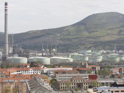 La refinería de Petronor vista desde el municipio de Muskiz.