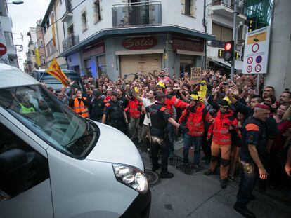 Vecinos y bomberos de Calella abuchean a los guardias civiles que desalojan el Hotel Vila. 