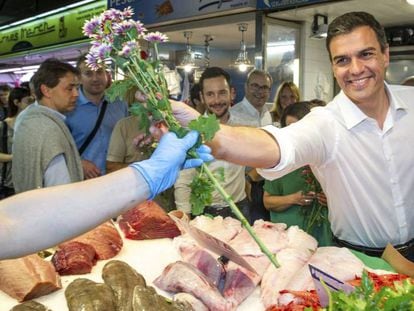 El secretario general del PSOE, Pedro S&aacute;nchez, este s&aacute;bado durante la visita que ha realizado hoy Mercat Nou, en Ibiza. 