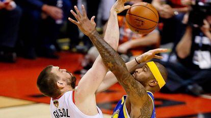 Gasol y Cousins, en una acción del quinto partido de la final.