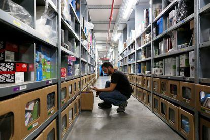 Un trabajador de Amazon en el almacén de San Fernando de Henares