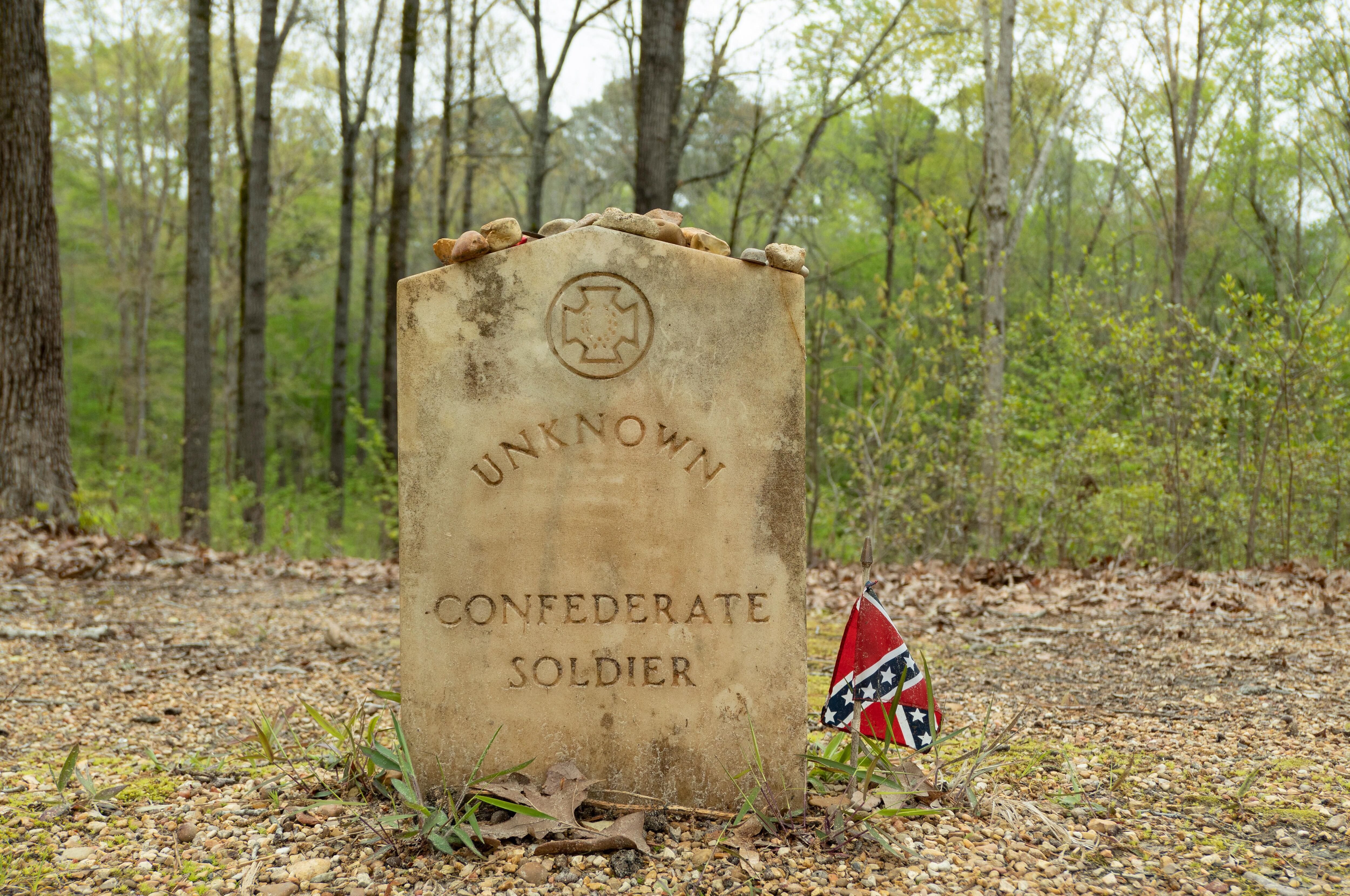 Tumba de un soldado confederado desconocido cerca de Tupelo, en el tramo del Natchez Trace Parkway en Misisipi. 