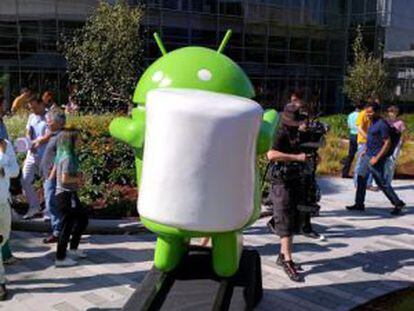 Estatua de Android en la sede de la empresa con el nuevo dulce.