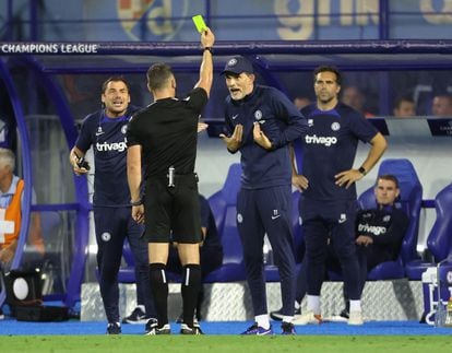 Thomas Tuchel recibe una tarjeta amarilla durante el partido del Chelsea contra el Dinamo de Zagreb de Champions League, ayer martes.