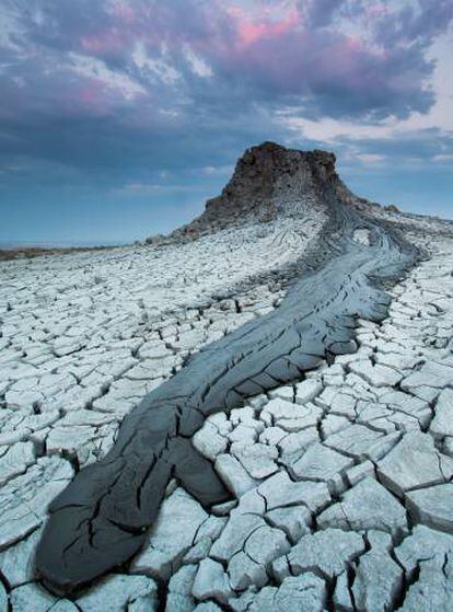 Uno de los volcanes de lodo de la región armenia de Gobustan, cerca de Bakú.