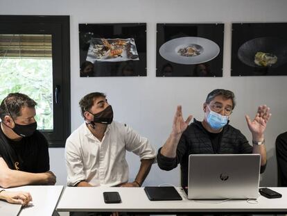 Els tres germans Roca en una reunió abans de reobrir El Celler de Can Roca.