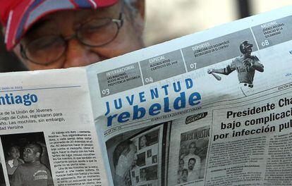 Un señor lee 'Juventud Rebelde', uno de los diarios de mayor circulación
