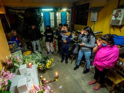 Familiares de un fallecido por covid-19, durante el funeral en Ciudad de México.