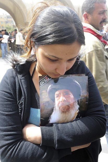 Una cristiana copta porta la fotografía del papa Shenuda III, líder de la Iglesia Ortodoxa Copta egipcia, durante su funeral.