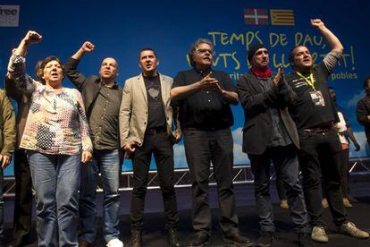 El líder abertzale y secretario general de Sortu, Arnaldo Otegi (3i), junto a la diputada de la CUP, Gabriela Serra (i), el president del CIEMEN, David Minovas (2i), el diputado en el Congreso por ERC, Joan Tardà (3d), el diputado de JuntsxSí, Lluis Llach (2d) y el ex diputado de la CUP, David Fernández (d) participan en el acto "Tiempos de paz, vientos de libertad", organizado por el Centro Internacional Escarré para las Minorías Etnicas y las Naciones (CIEMEN), con el apoyo de la CUP, el 18 de mayo de 2016 en Barcelona. 