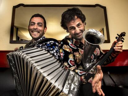 Arribas (izquierda) y Galaz, en el Café Central de Madrid, antes de un concierto a mediados del pasado mes de febrero.