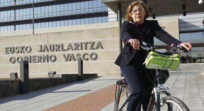 Manuela Carmena posa en su bicicleta ante la sede del Gobierno vasco.