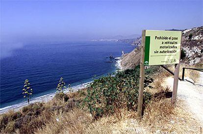 Cartel de Medio Ambiente que prohíbe el paso de vehículos a Las Alberquillas en el paraje natural de Maro.