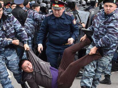 La policía detiene a un manifestante en Nursultán este domingo.