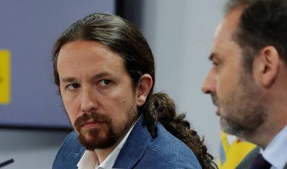 El vicepresidente segundo del Gobierno, Pablo Iglesias (i)y el ministro de Transporte, José Luis Ábalos.