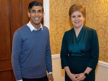 El primer ministro británico Rishi Sunak posa junto a la primera ministra escocesa Nicola Sturgeon, el pasado día 12 en Inverness, Escocia.