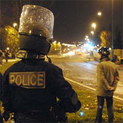 Un policía antidisturbios en París