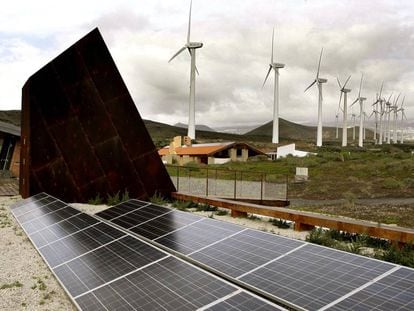 Fotograf&iacute;a de archivo en la que se aprecian paneles para captar energ&iacute;a solar fotovoltaica en Canarias.